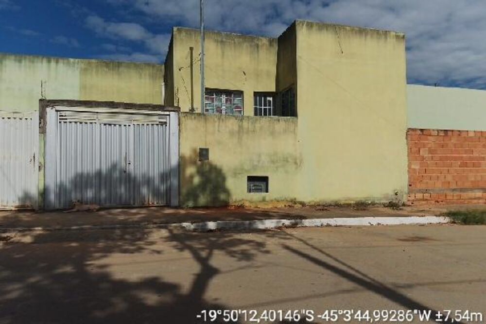 Casa à venda com 2 quartos, 100m² - Foto 1