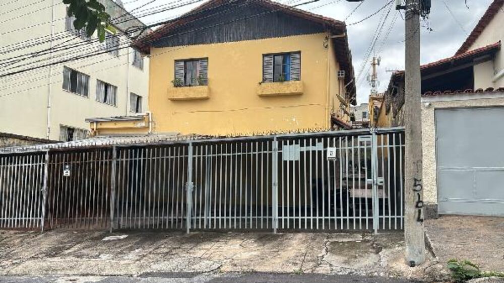Casa à venda com 2 quartos, 360m² - Foto 1