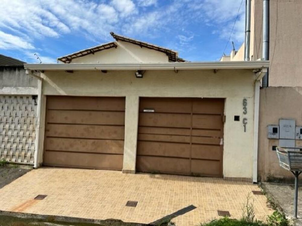 Casa à venda com 3 quartos, 180m² - Foto 1
