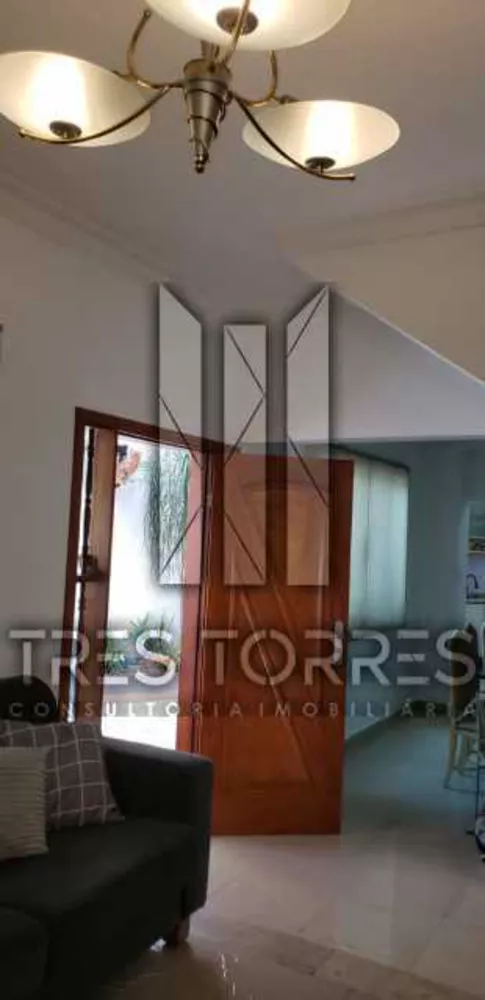 Casa à venda com 3 quartos, 210m² - Foto 2