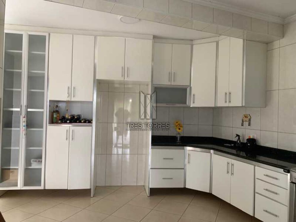 Casa à venda com 4 quartos, 328m² - Foto 1