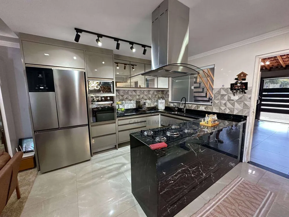 Sobrado, 5 quartos, 210 m² - Foto 2
