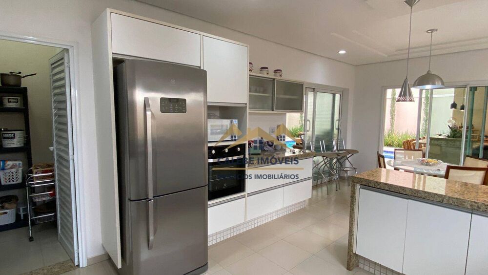 Casa de Condomínio à venda com 4 quartos, 360m² - Foto 1