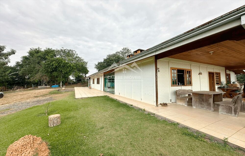 Chácara à venda com 3 quartos, 220m² - Foto 2