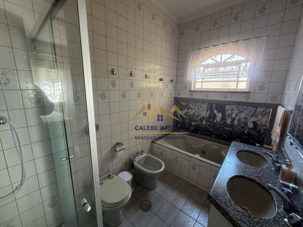 Casa à venda com 3 quartos, 244m² - Foto 1