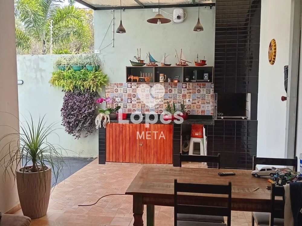 Casa à venda com 3 quartos, 98m² - Foto 1