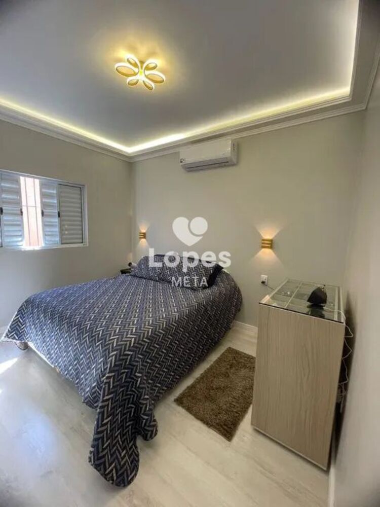 Sobrado à venda com 3 quartos, 244m² - Foto 1