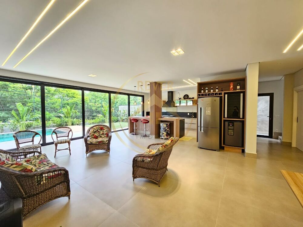 Casa para alugar com 4 quartos, 381m² - Foto 1