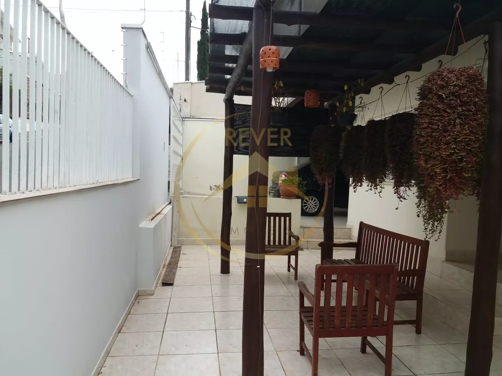 Casa à venda com 3 quartos, 240m² - Foto 2