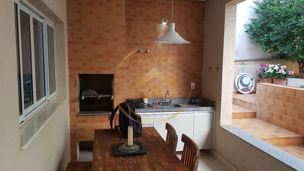 Casa, 3 quartos, 228 m² - Foto 1