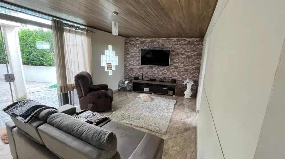 Casa à venda com 3 quartos, 180m² - Foto 1