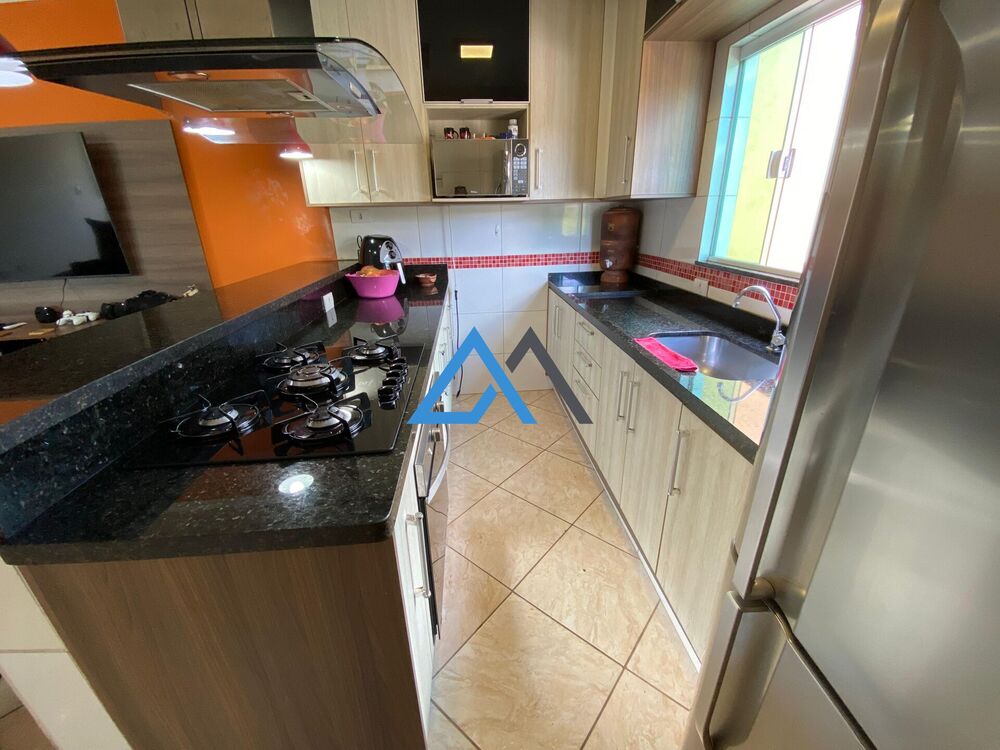 Casa à venda com 6 quartos, 230m² - Foto 1