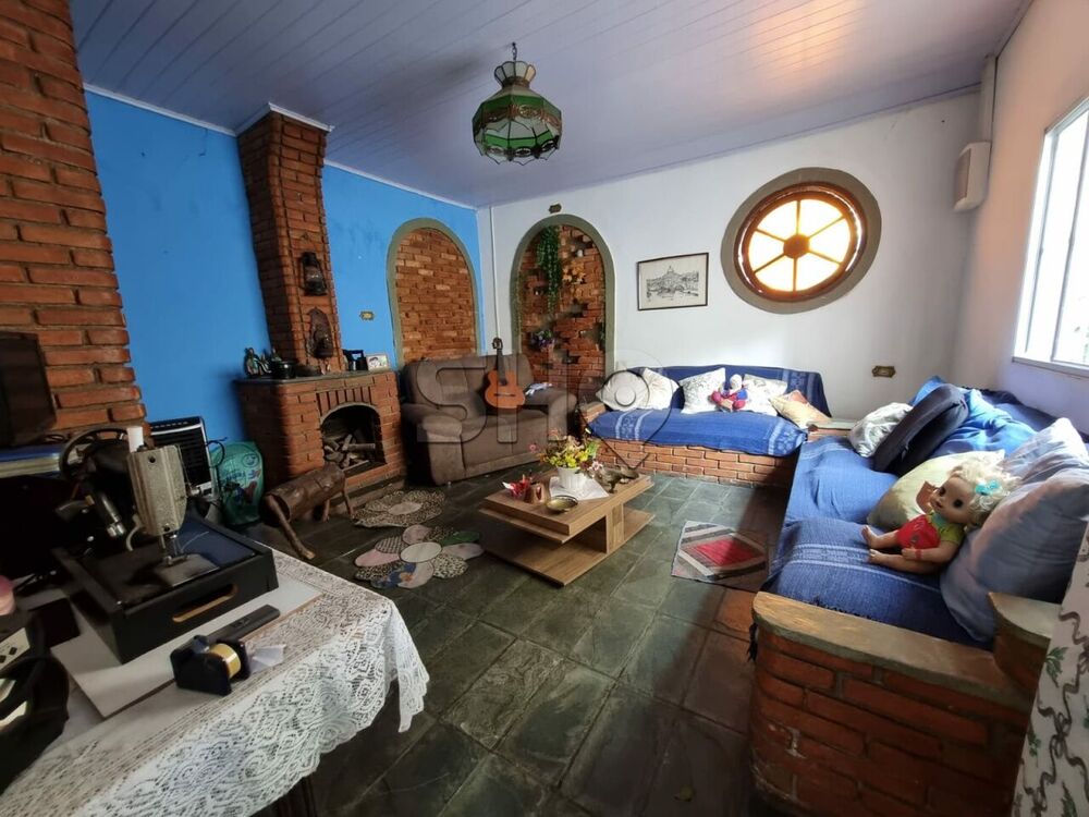 Casa à venda com 3 quartos, 232m² - Foto 1