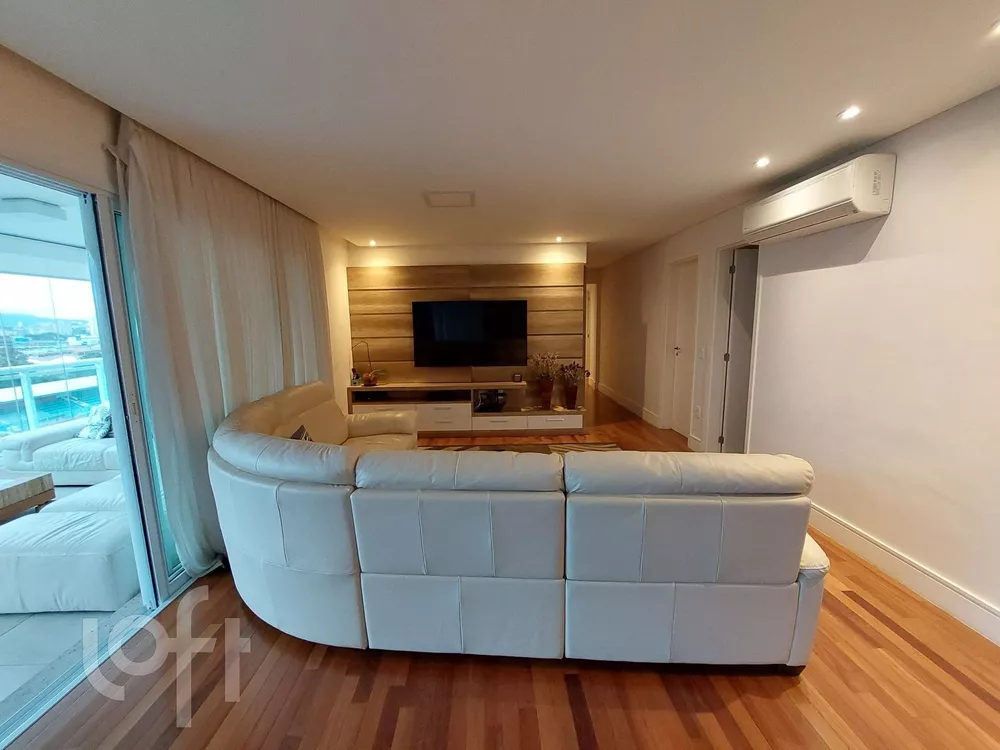 Apartamento à venda com 4 quartos, 242m² - Foto 1