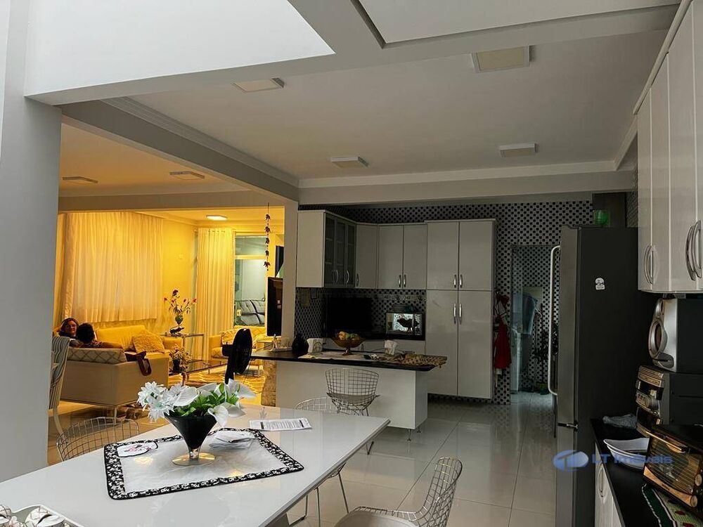 Casa, 4 quartos, 290 m² - Foto 2