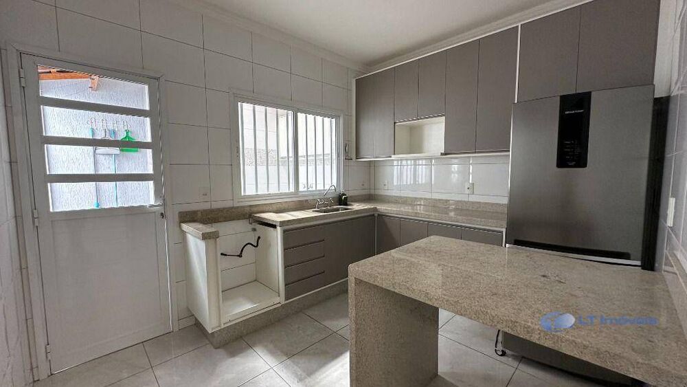 Sobrado à venda com 3 quartos, 204m² - Foto 1