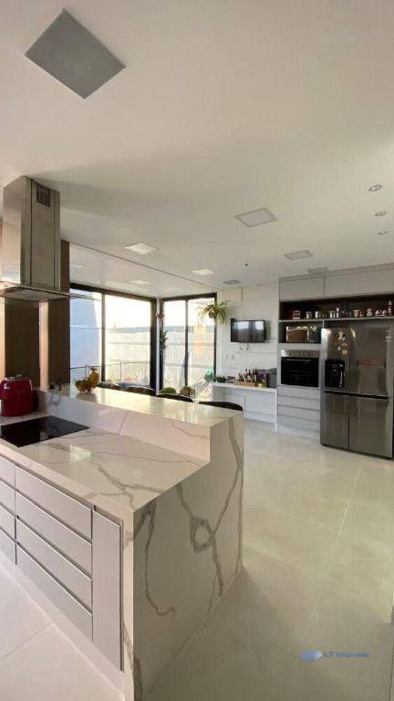 Sobrado, 3 quartos, 270 m² - Foto 1