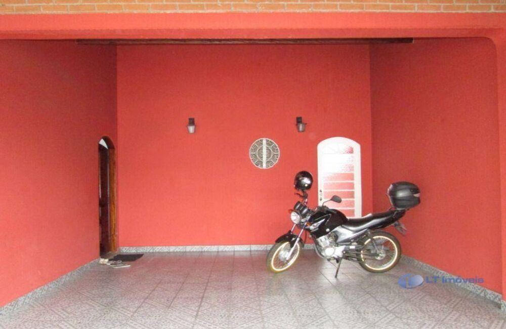 Casa à venda com 3 quartos, 219m² - Foto 1