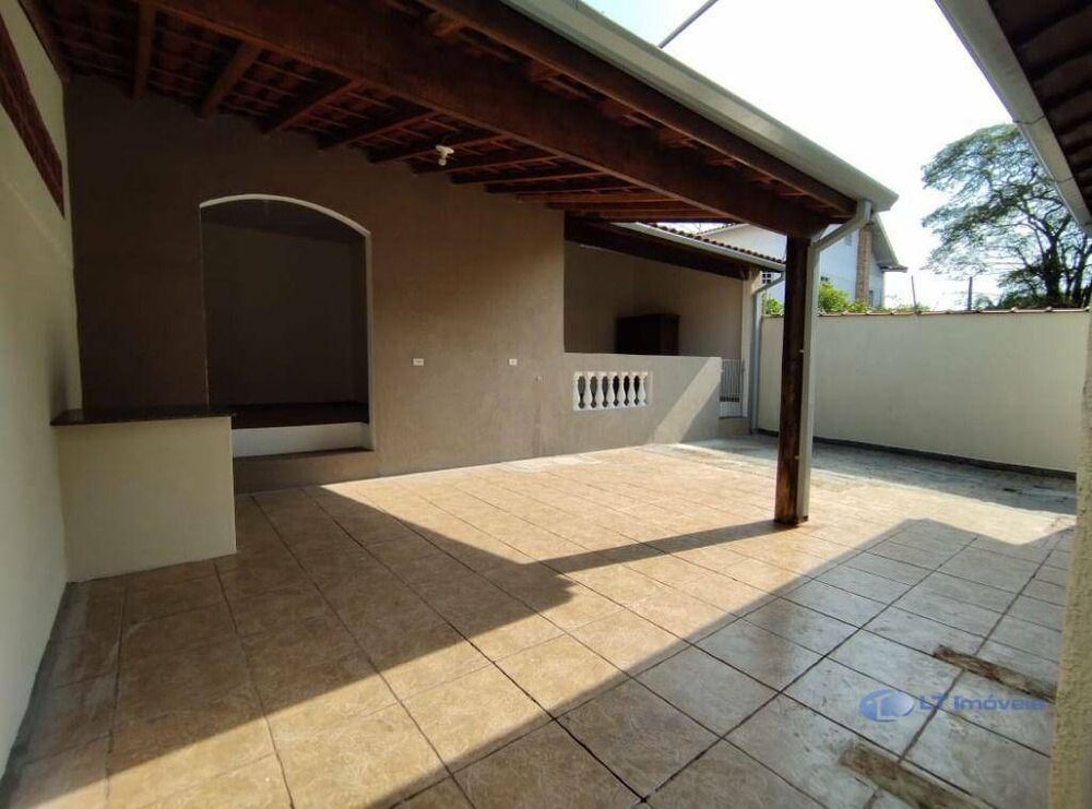Casa para alugar com 4 quartos, 220m² - Foto 1