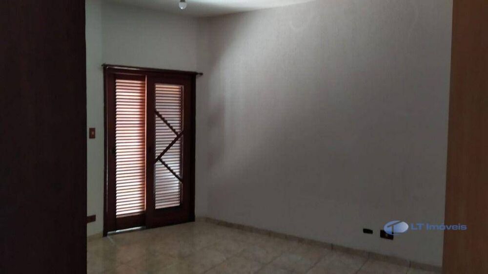 Sobrado à venda com 6 quartos, 338m² - Foto 1