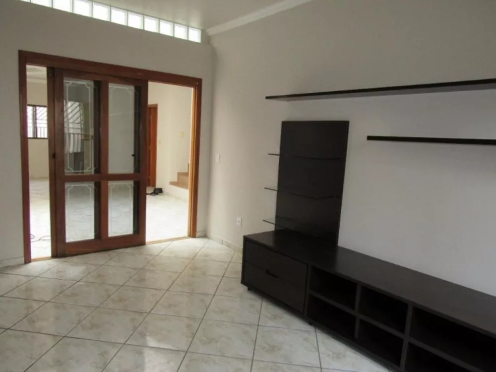 Casa à venda com 3 quartos, 261m² - Foto 1