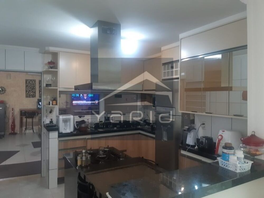 Casa à venda com 3 quartos, 230m² - Foto 1