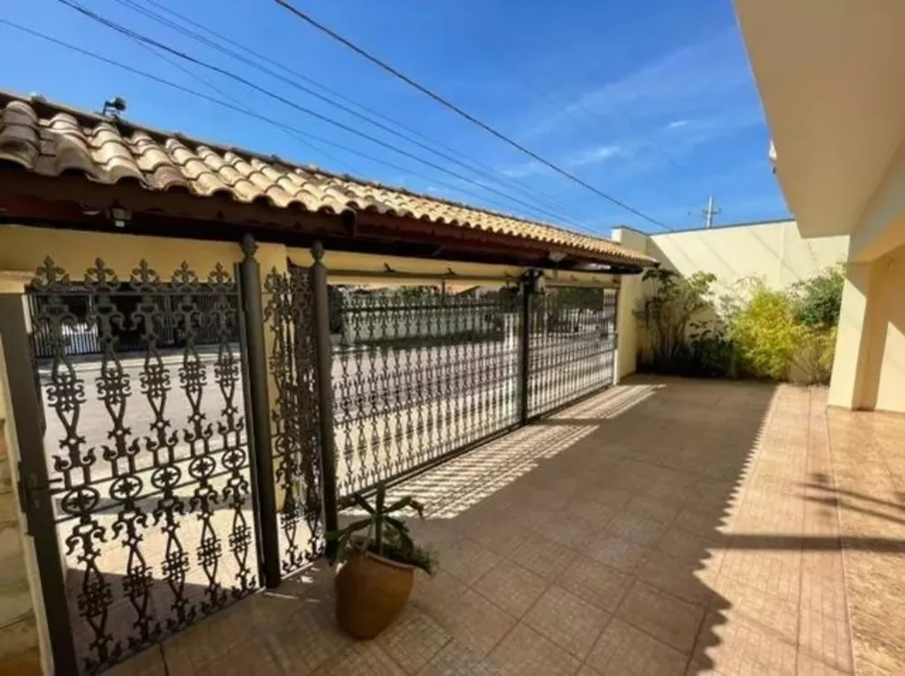 Casa à venda com 3 quartos, 245m² - Foto 1