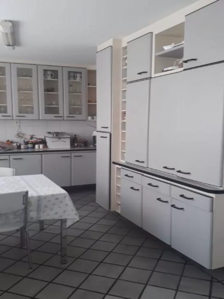 Apartamento à venda com 3 quartos, 180m² - Foto 2