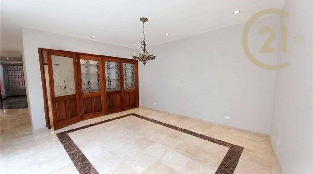 Casa para alugar com 3 quartos, 370m² - Foto 1