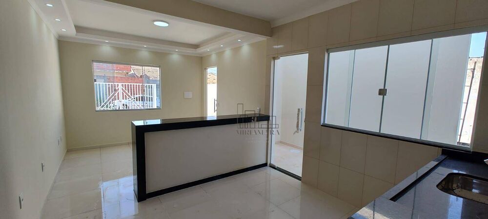 Casa à venda com 2 quartos, 64m² - Foto 1