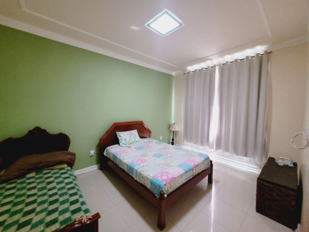 Casa à venda com 4 quartos, 226M2 - Foto 2