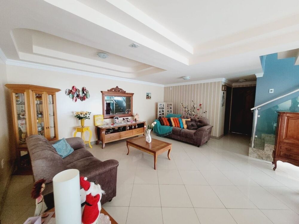 Casa à venda com 4 quartos, 226M2 - Foto 1