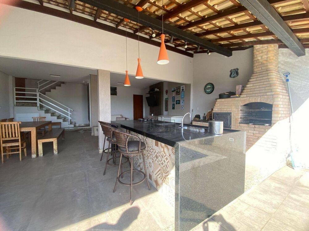 Casa à venda com 3 quartos, 173m² - Foto 1