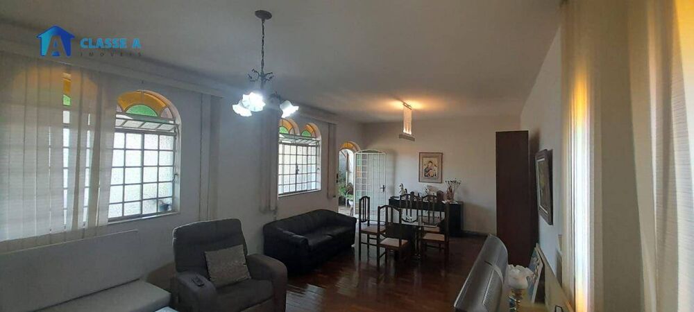 Casa à venda com 3 quartos, 181m² - Foto 1