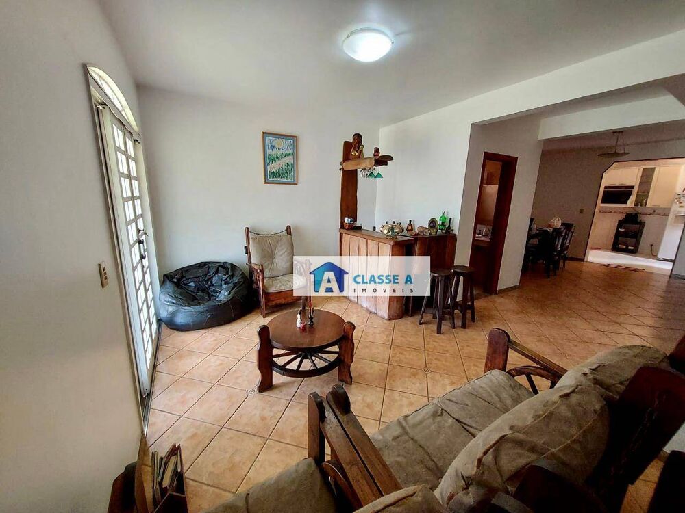 Casa à venda com 4 quartos, 220m² - Foto 3