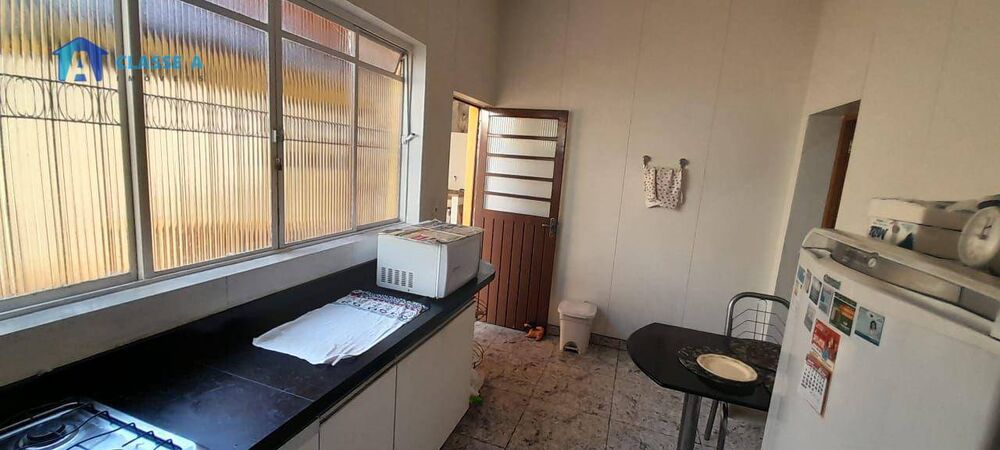 Casa à venda com 4 quartos, 200m² - Foto 2