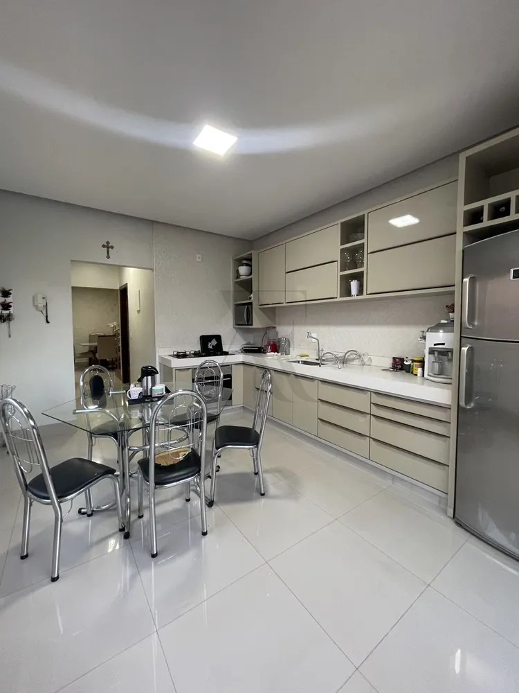 Casa, 4 quartos, 217 m² - Foto 2