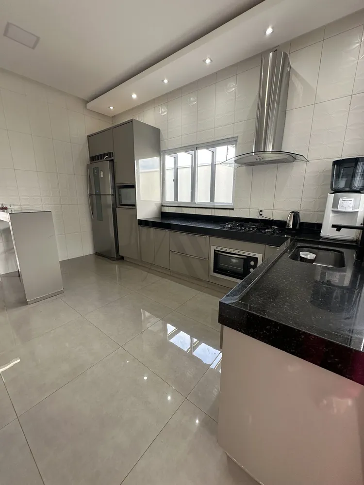 Casa, 3 quartos, 223 m² - Foto 1