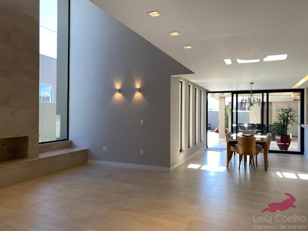 Casa de Condomínio à venda com 4 quartos, 330m² - Foto 1