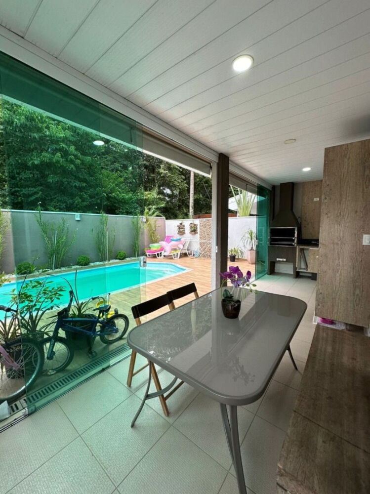 Casa à venda com 3 quartos, 194m² - Foto 1