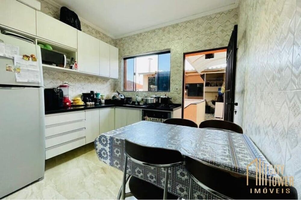 Casa à venda com 3 quartos, 161m² - Foto 2