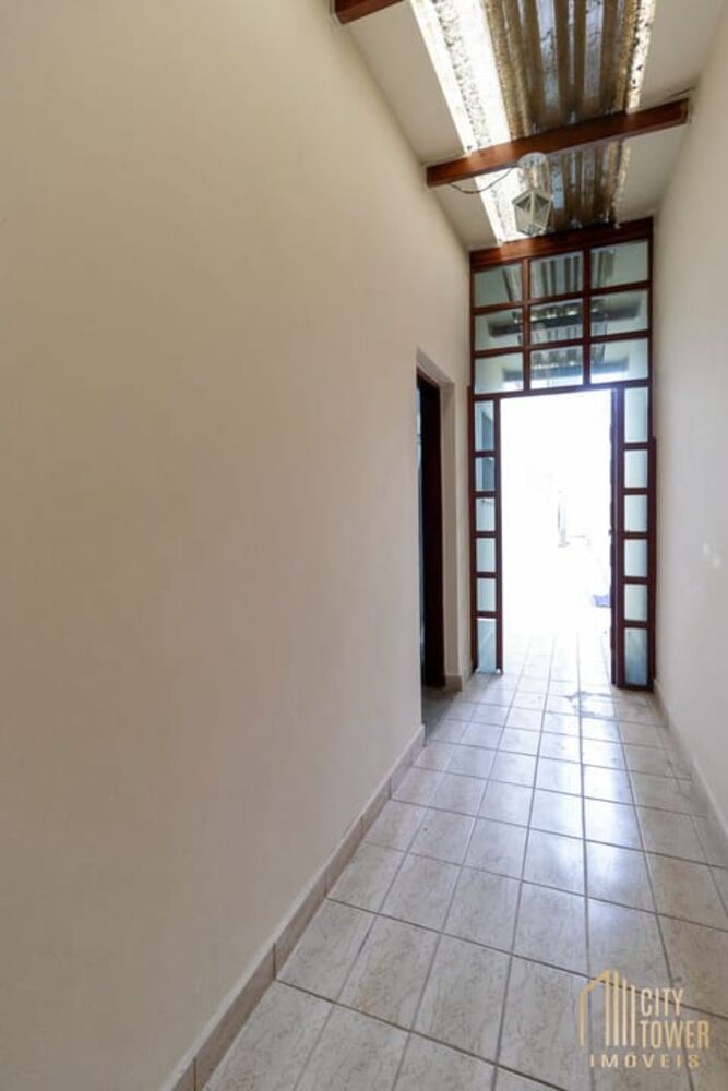 Casa à venda com 3 quartos, 240m² - Foto 2