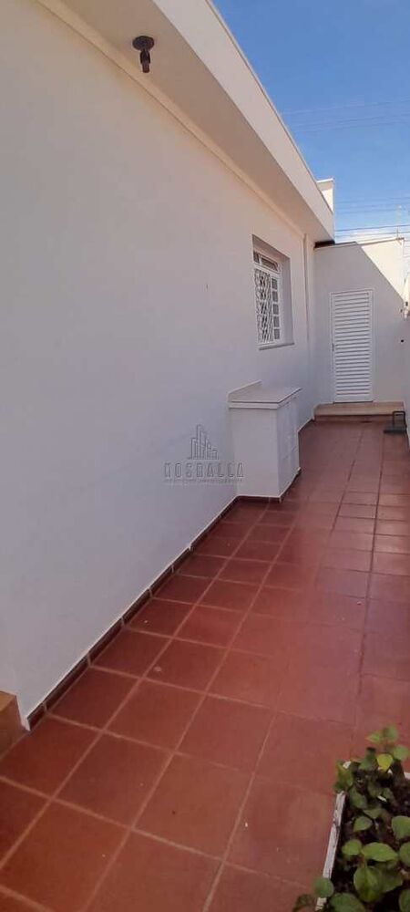 Casa à venda com 3 quartos, 194m² - Foto 1