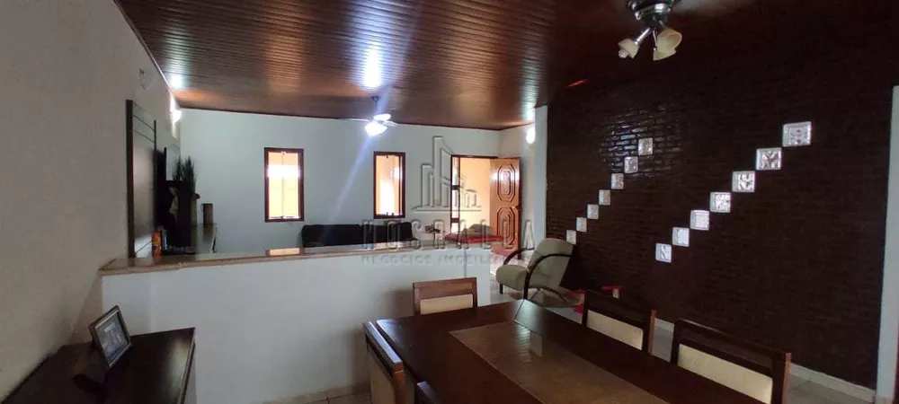 Casa à venda com 3 quartos, 205m² - Foto 1