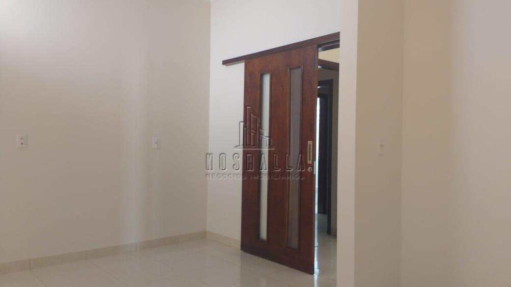 Casa para alugar com 4 quartos, 240m² - Foto 2