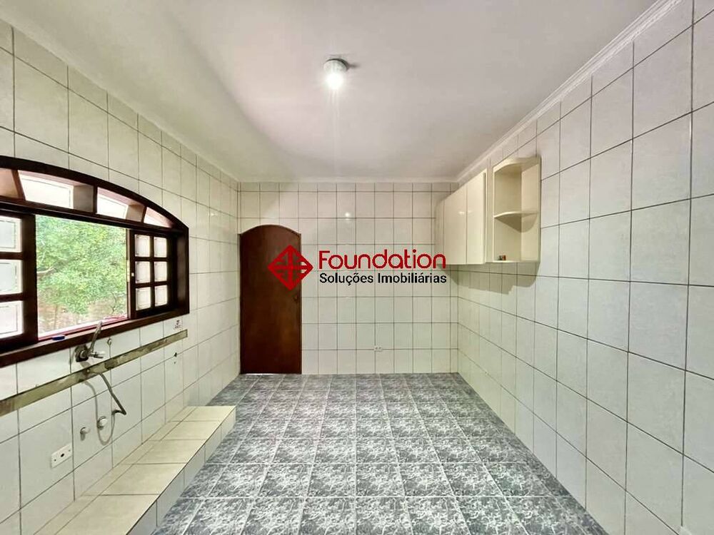 Casa à venda com 3 quartos, 230m² - Foto 2