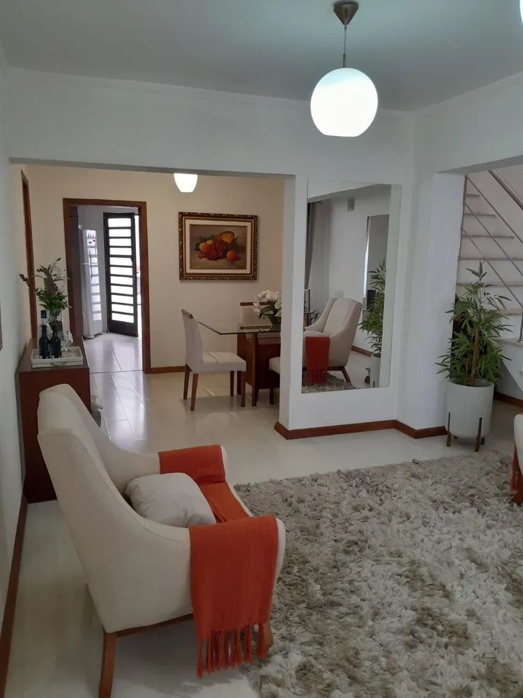 Casa, 4 quartos, 210 m² - Foto 1