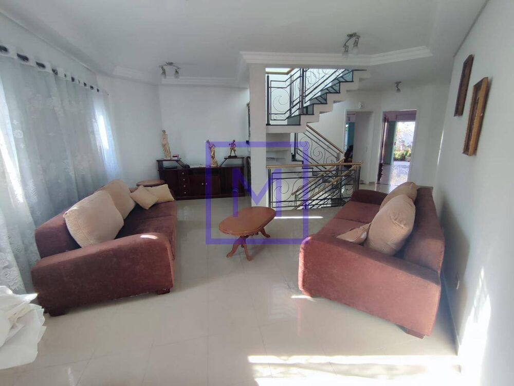 Casa à venda com 3 quartos, 300m² - Foto 1