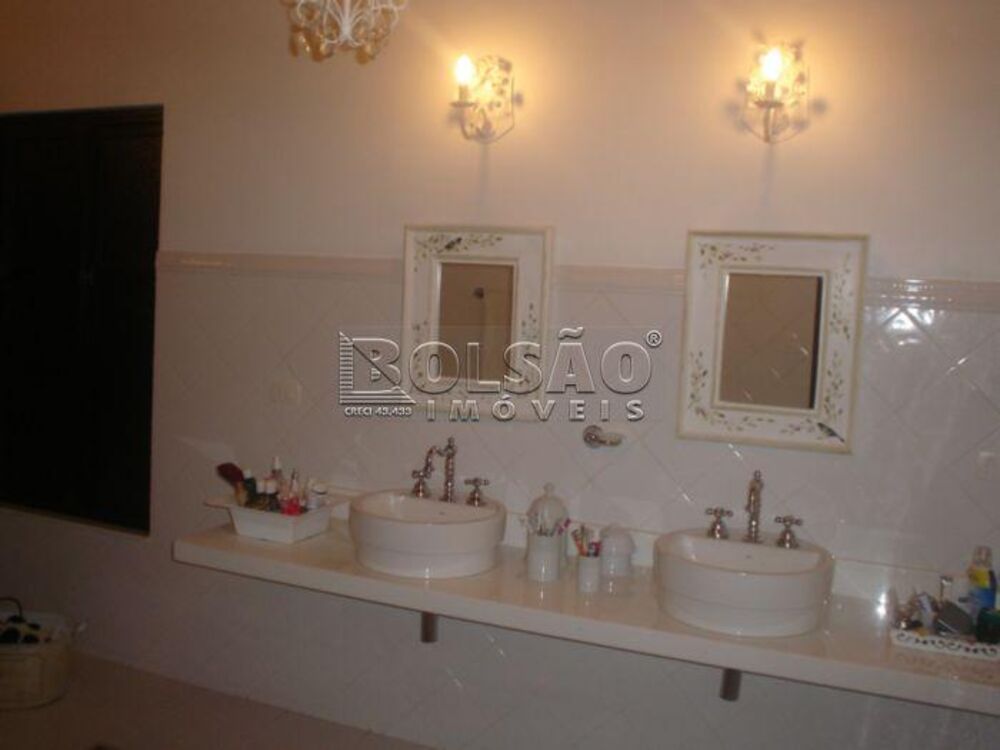 Sobrado à venda com 3 quartos, 250m² - Foto 1