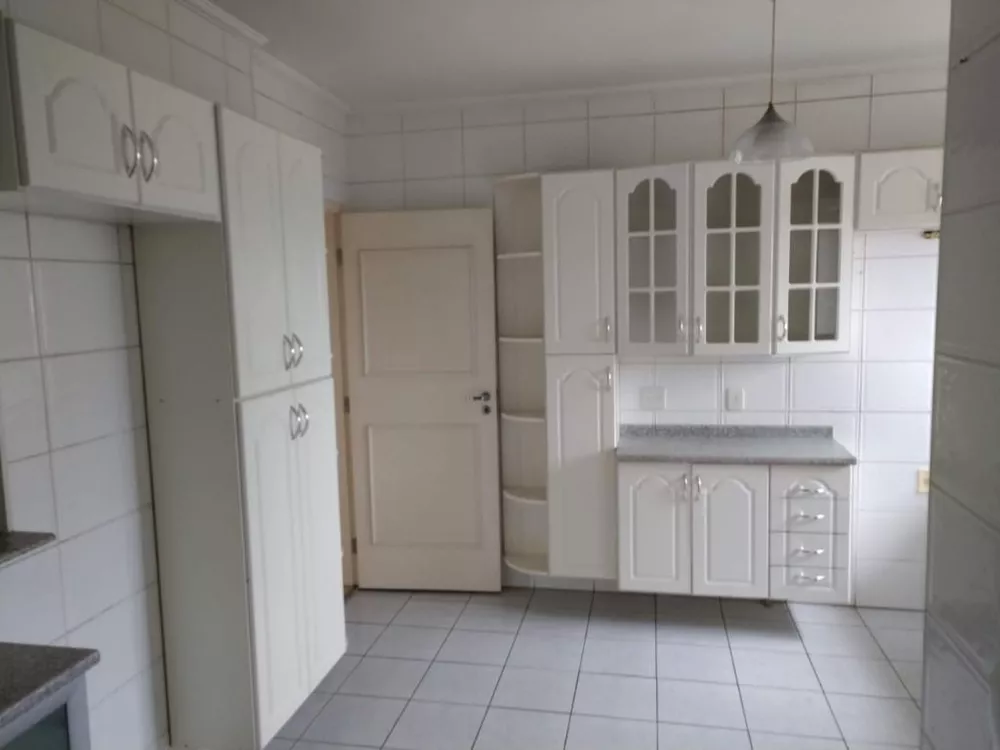 Apartamento para alugar com 3 quartos, 130m² - Foto 9